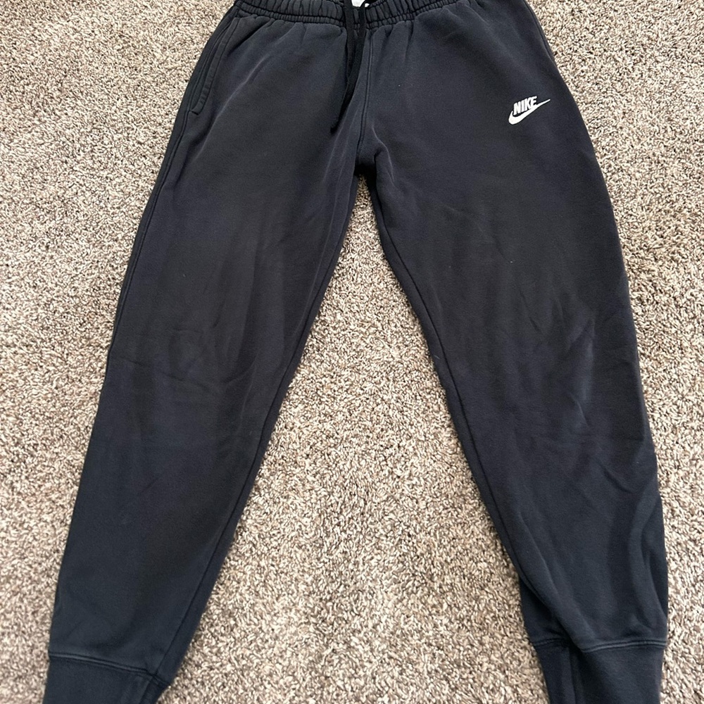 Nike Black Sweatpants with Elastic Cuffs and Relaxed Fit